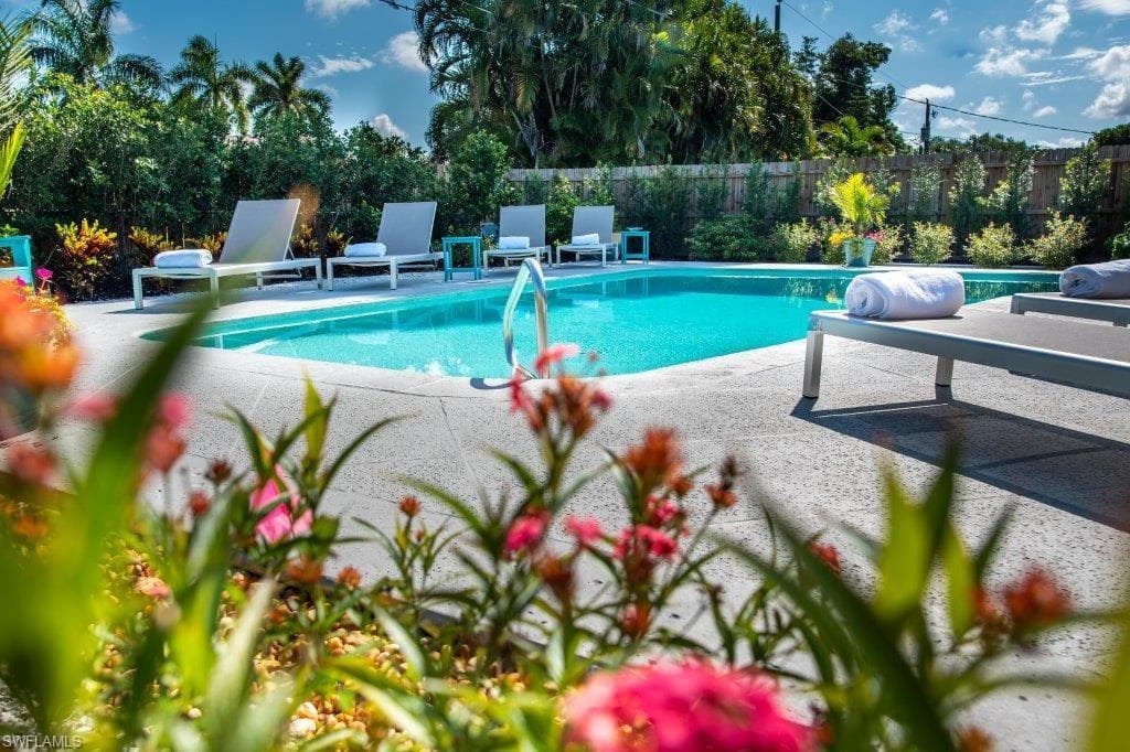 739 96th AVE N NAPLES, FL 34108