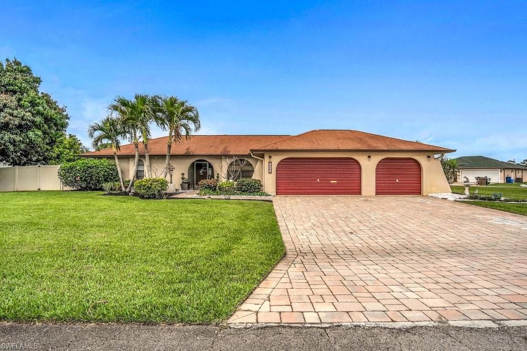 118 Sebring CIR LEHIGH ACRES, FL 33936
