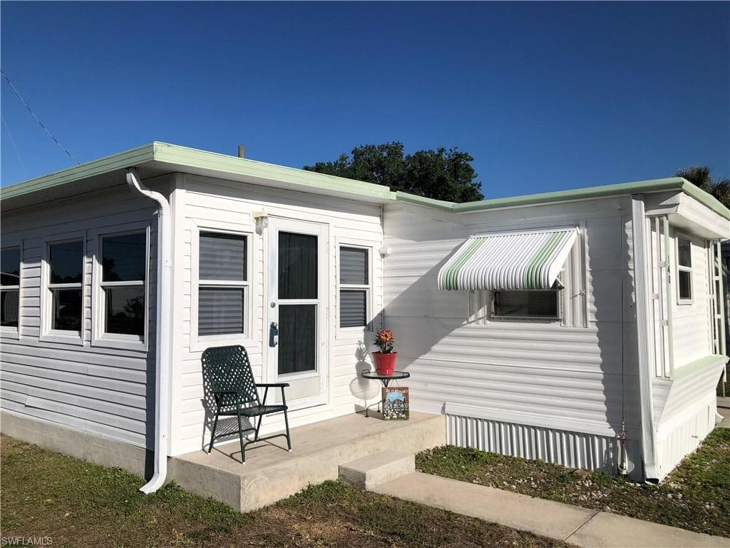 140 Lamplighter LN NORTH FORT MYERS, FL 33917