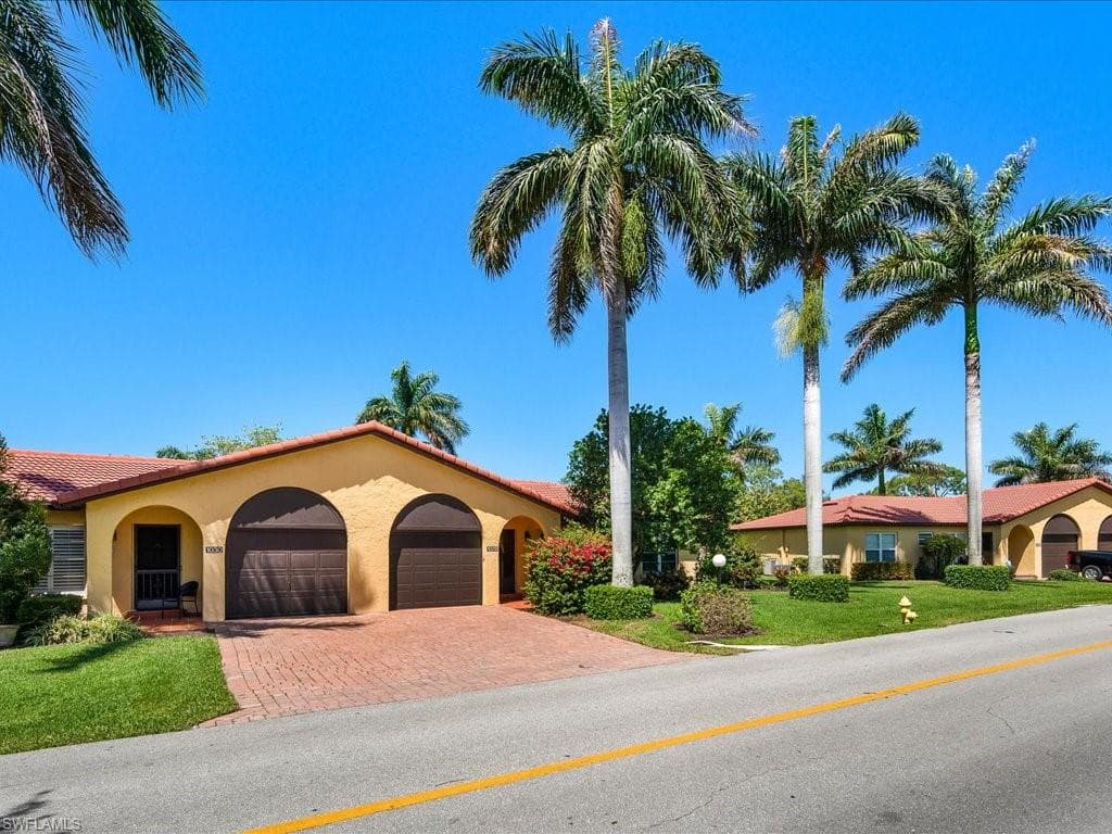 1029 Forest Lakes DR 11-D NAPLES, FL 34105