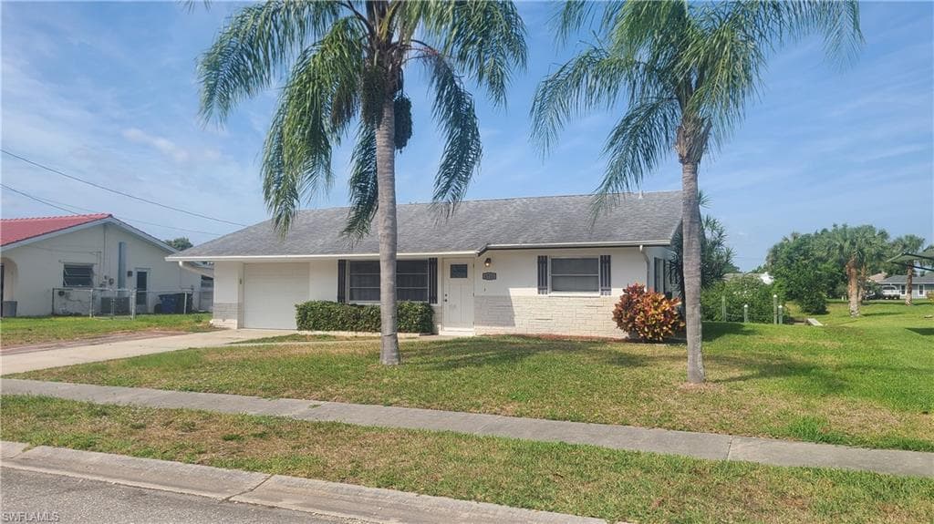 4711 Forest Glen DR NORTH FORT MYERS, FL 33903