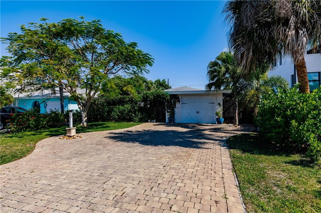 543 93rd AVE N NAPLES, FL 34108