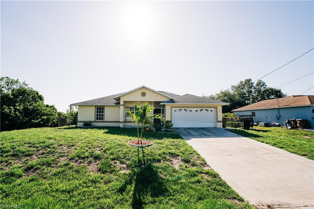 914 Apple AVE LEHIGH ACRES, FL 33971