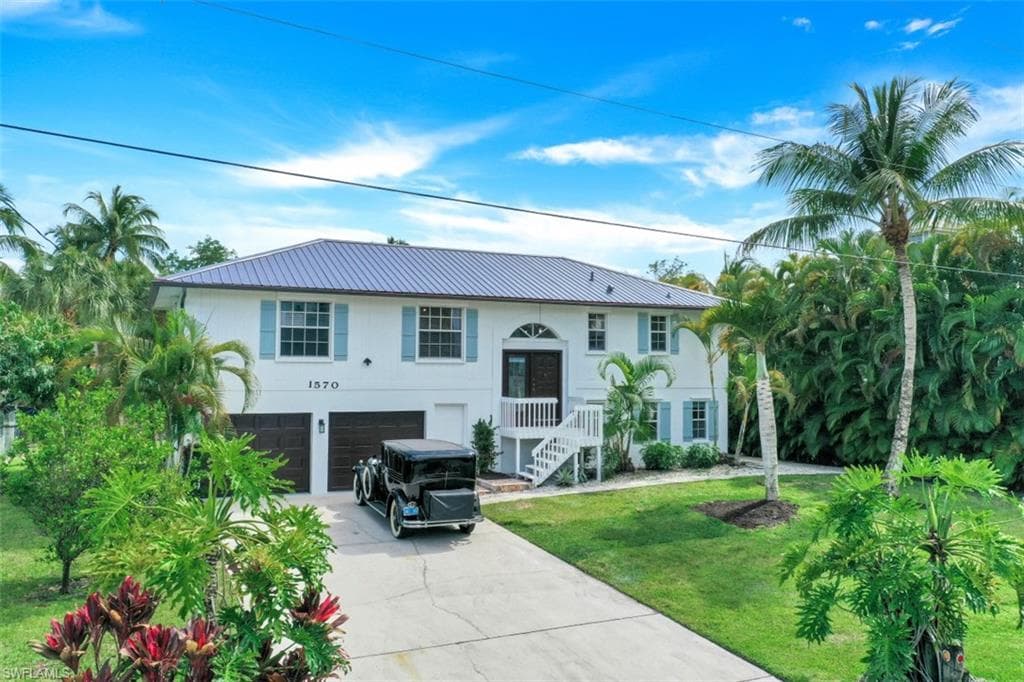 1570 Avion PL NAPLES, FL 34104