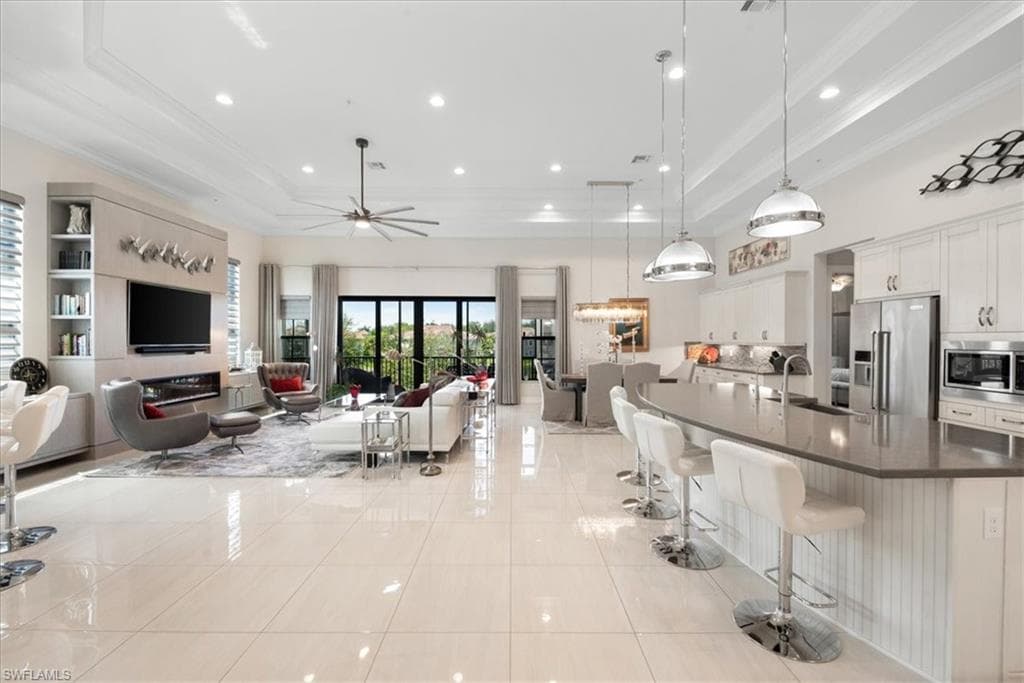 2513 Breakwater WAY 2201 NAPLES, FL 34112