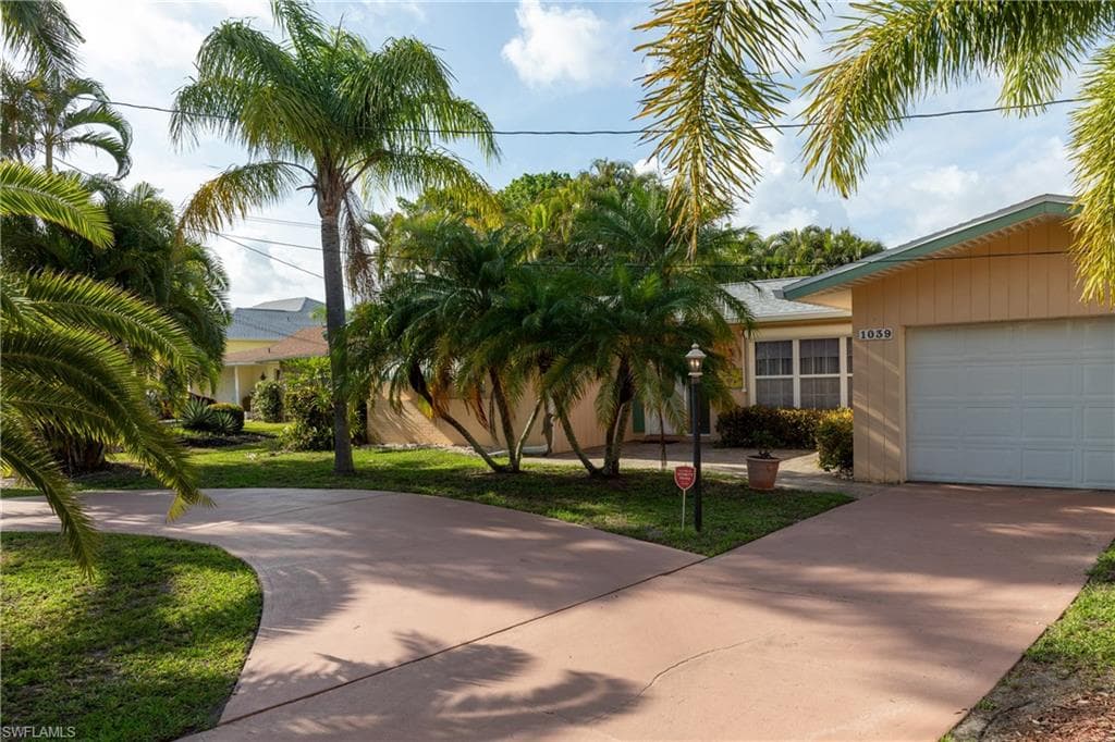 1039 Dolphin DR CAPE CORAL, FL 33904