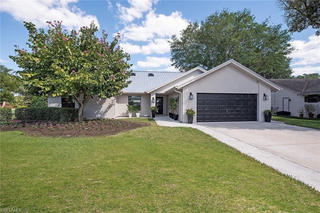 700 Clarendon CT NAPLES, FL 34109