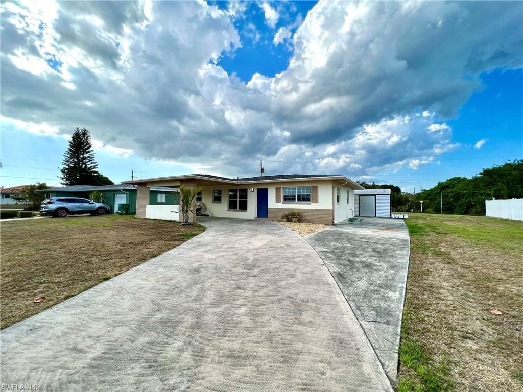 556 Lowell AVE NW PORT CHARLOTTE, FL 33952