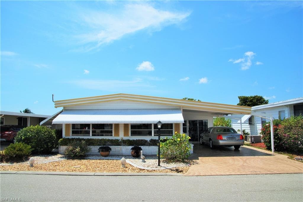 583 Hogan DR NORTH FORT MYERS, FL 33903