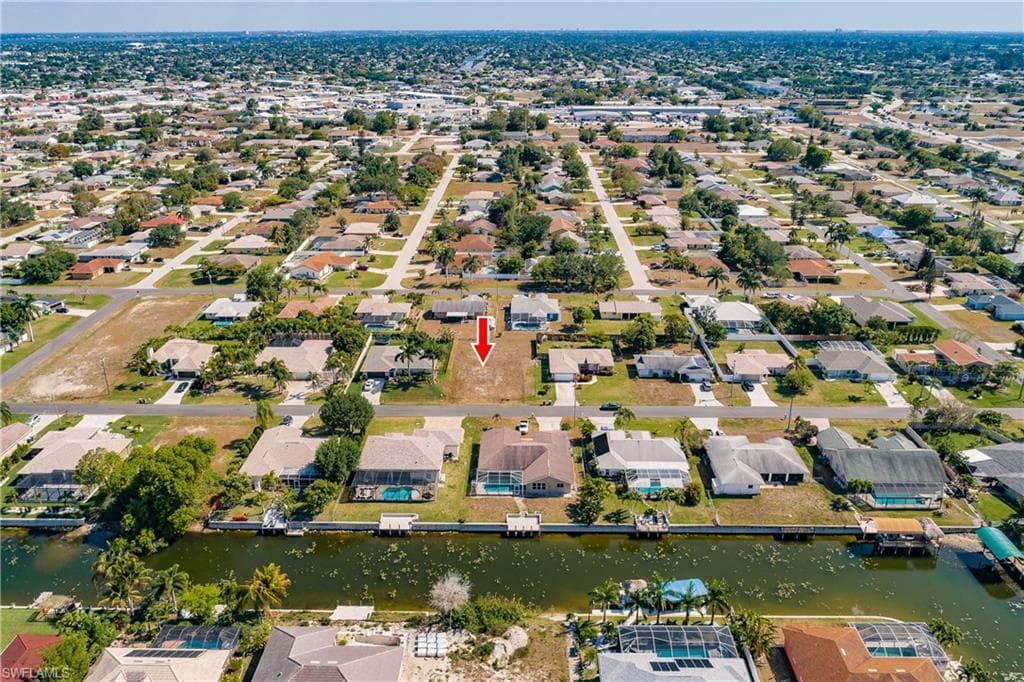 922 SE 6th ST CAPE CORAL, FL 33990