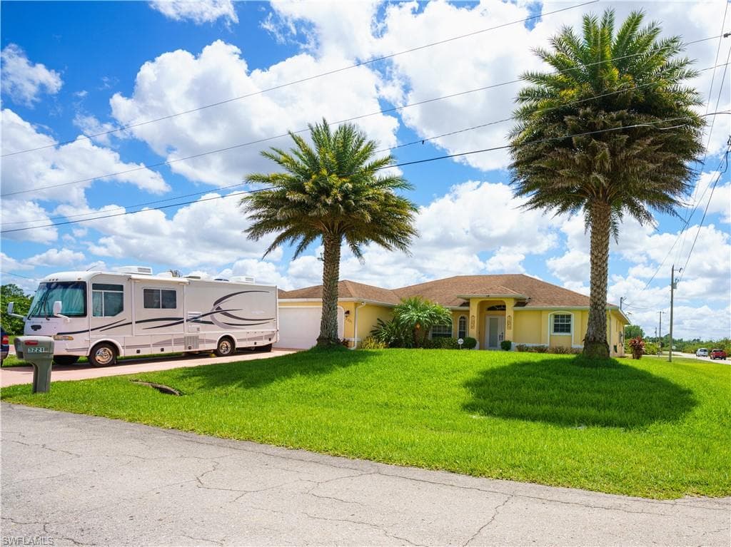 3221 20th ST SW LEHIGH ACRES, FL 33976