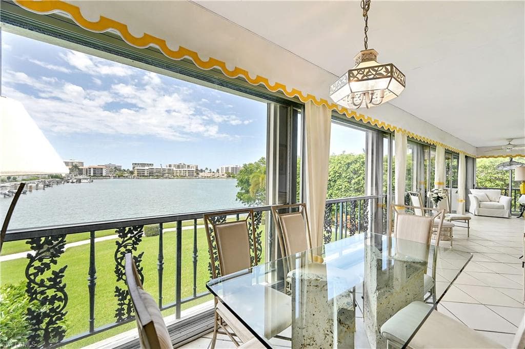 383 Harbour DR 211 NAPLES, FL 34103