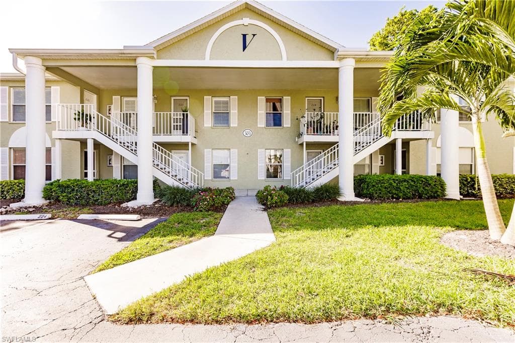 303 Quail Forest BLVD 126 NAPLES, FL 34105