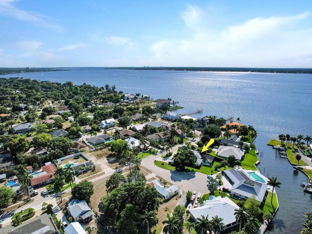8390 Riviera AVE FORT MYERS, FL 33919