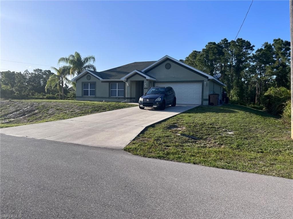 909 Anthony ST E LEHIGH ACRES, FL 33974