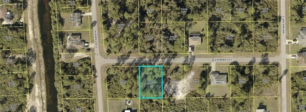 910 Alexander ST LEHIGH ACRES, FL 33974