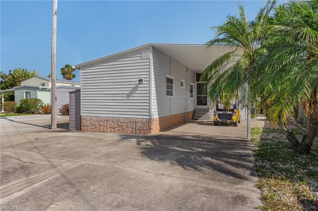 3884 Plumosa DR ST. JAMES CITY, FL 33956