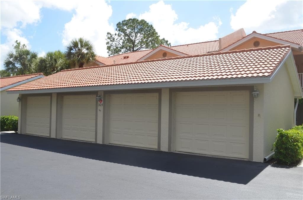 305 Robin Hood CIR 202 NAPLES, FL 34104