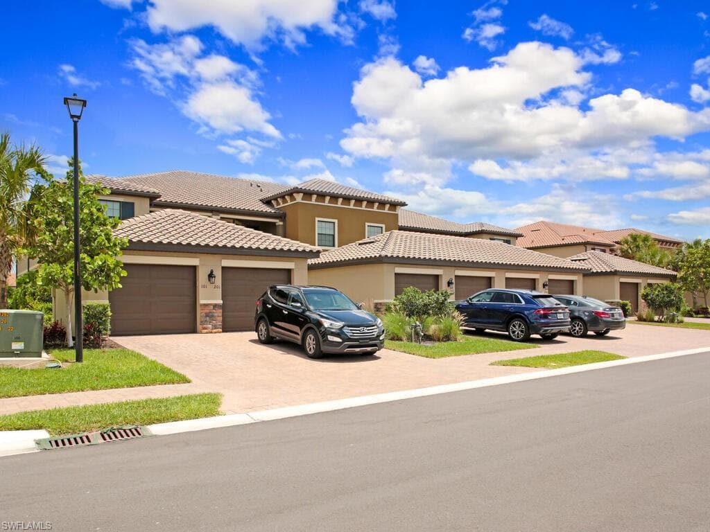 9378 Pocida CT 101 NAPLES, FL 34119
