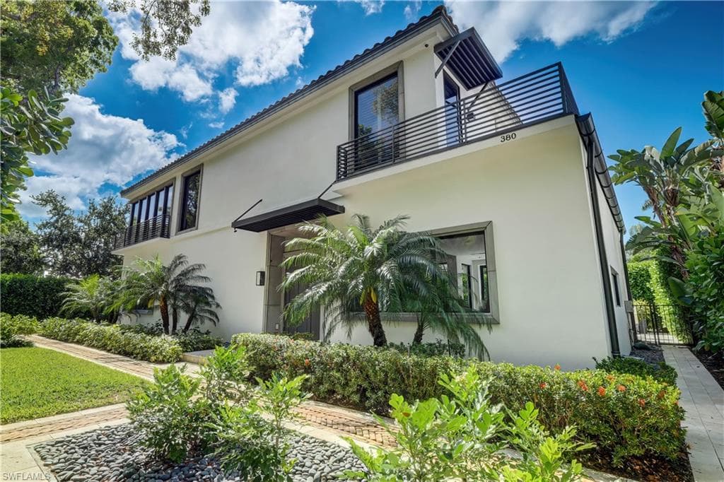 380 1st AVE N NAPLES, FL 34102