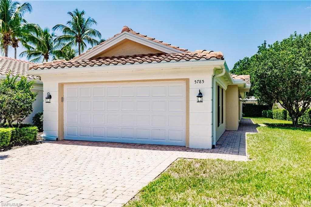5785 Drummond WAY NAPLES, FL 34119