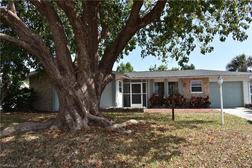 910 SE 27th TER CAPE CORAL, FL 33904