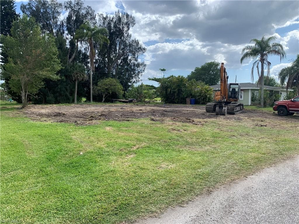 904 Willow DR LEHIGH ACRES, FL 33936