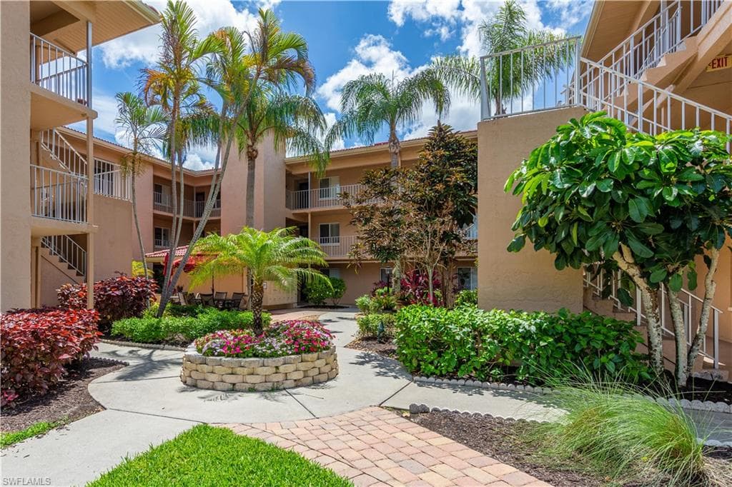 1075 Foxfire LN 206 NAPLES, FL 34104