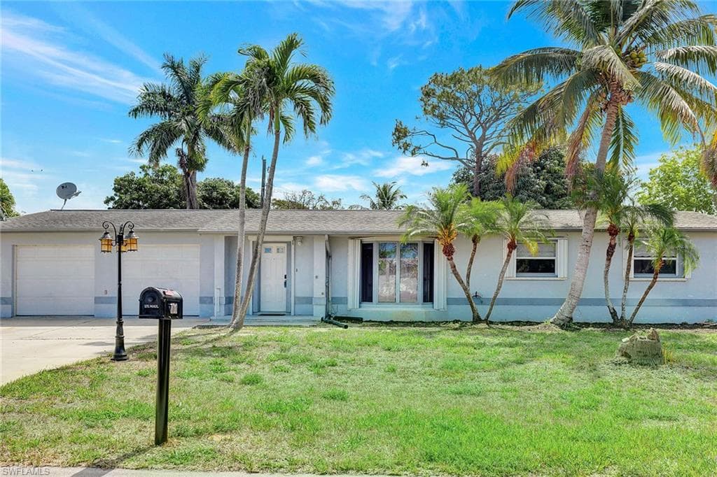 4656 Capri DR NAPLES, FL 34103
