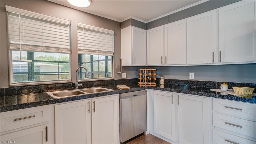 25 Sunset CIR S NORTH FORT MYERS, FL 33903