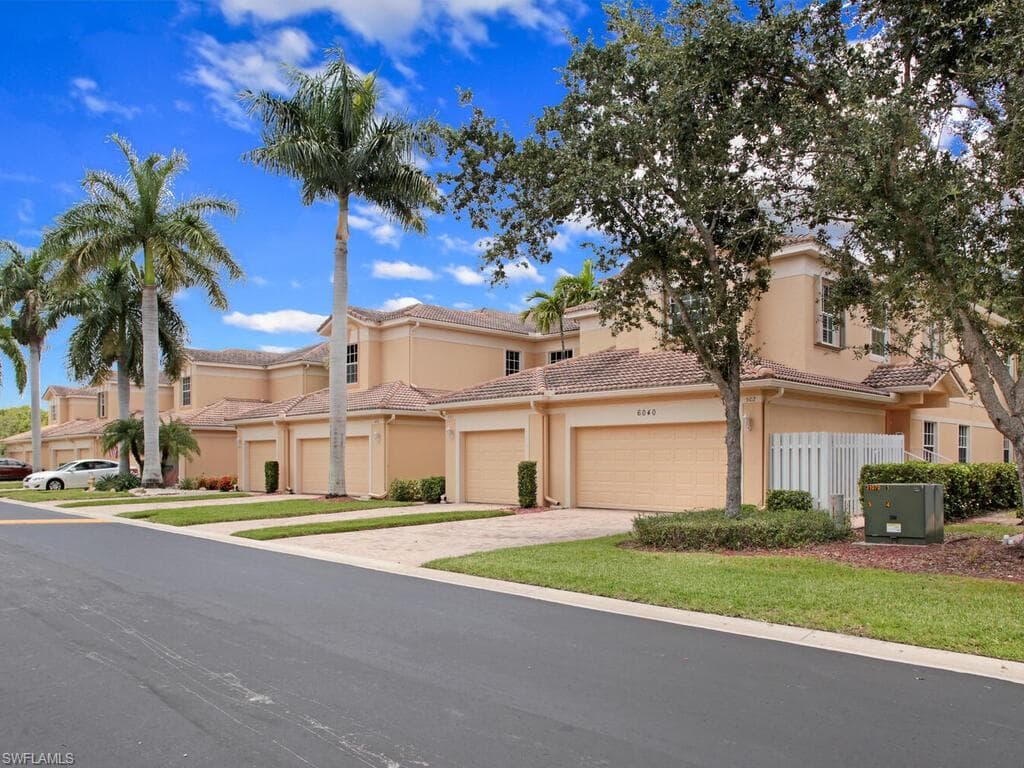6040 Jonathans Bay CIR 402 FORT MYERS, FL 33908