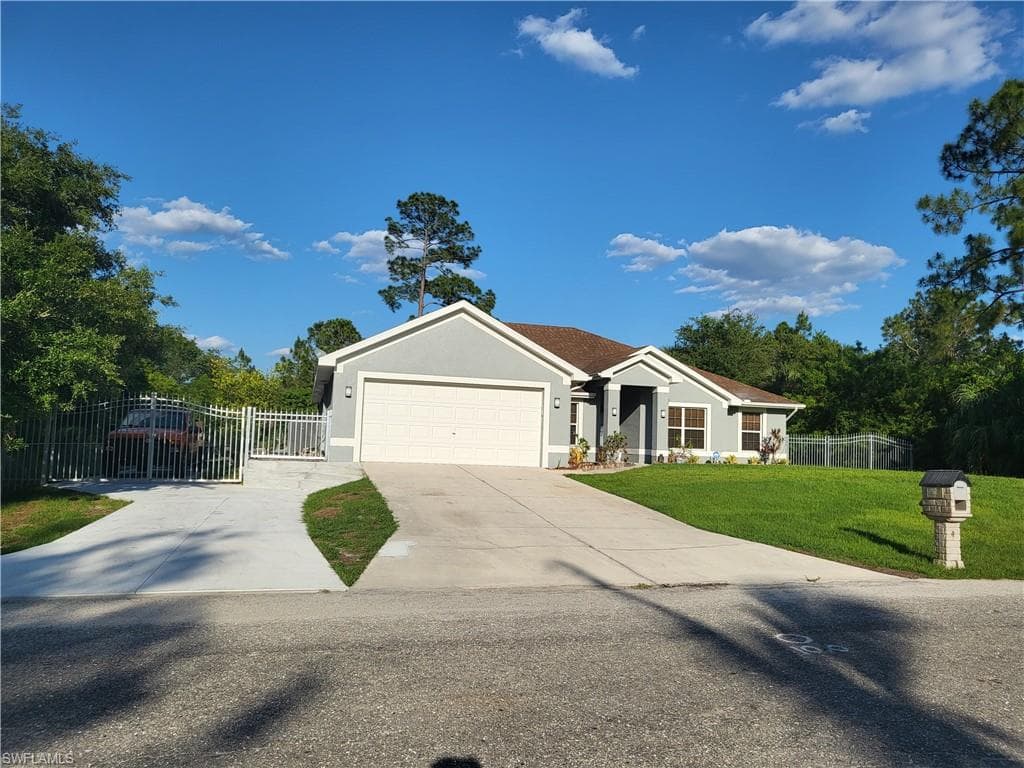 702 Calvin AVE LEHIGH ACRES, FL 33972