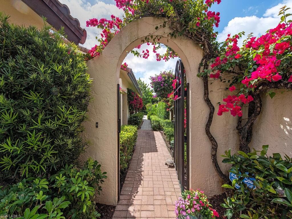 17 Las Brisas WAY 18 NAPLES, FL 34108