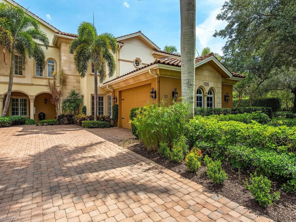 2325 Residence CIR 202 NAPLES, FL 34105
