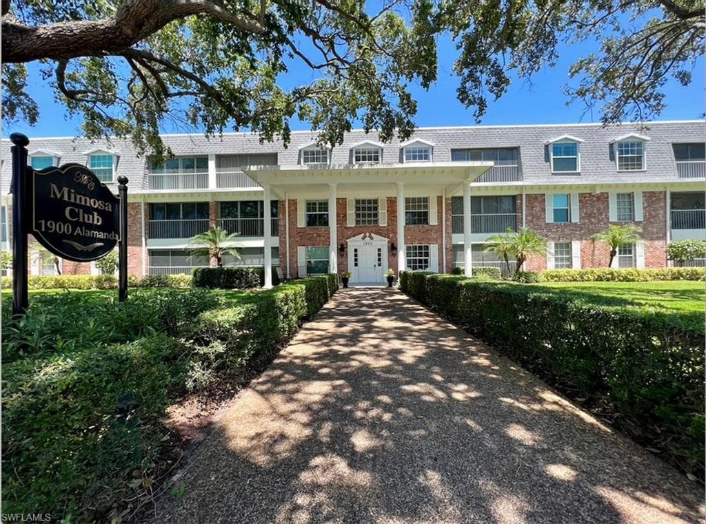 1900 Alamanda DR 103 NAPLES, FL 34102