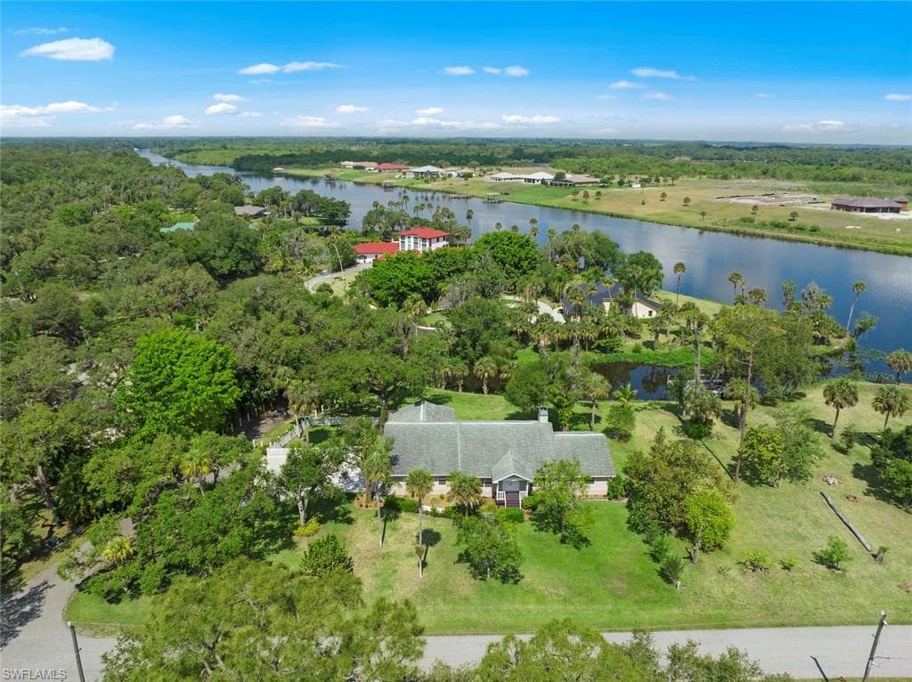 570 Captain Hendry DR LABELLE, FL 33935