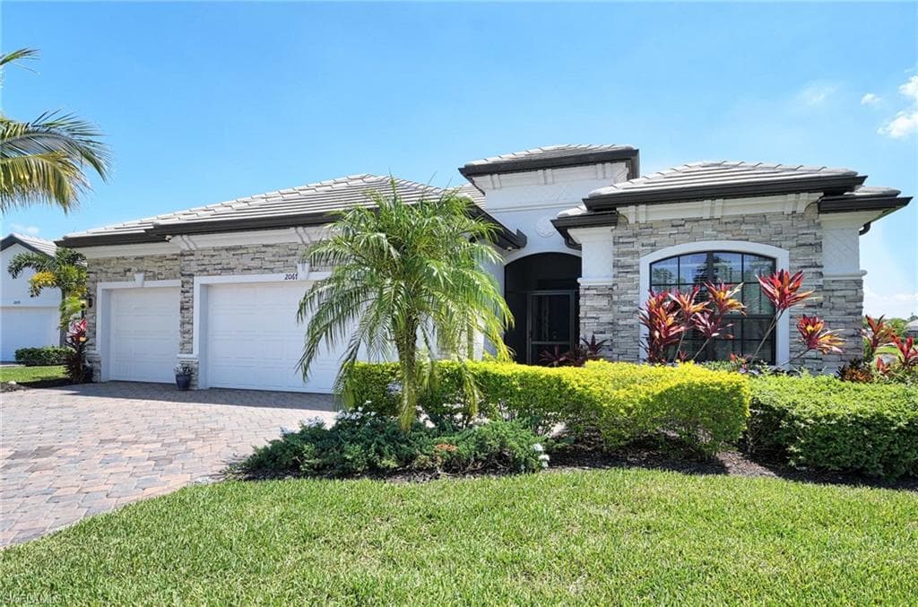 2067 Antigua LN NAPLES, FL 34120