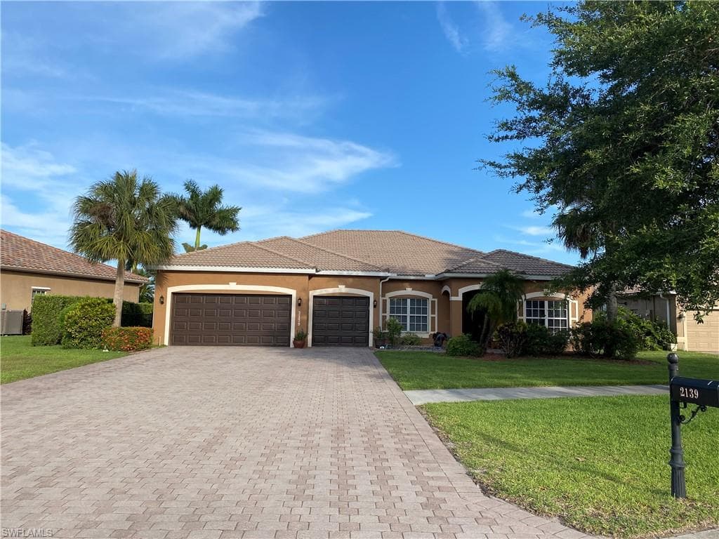 2139 Grove DR NAPLES, FL 34120