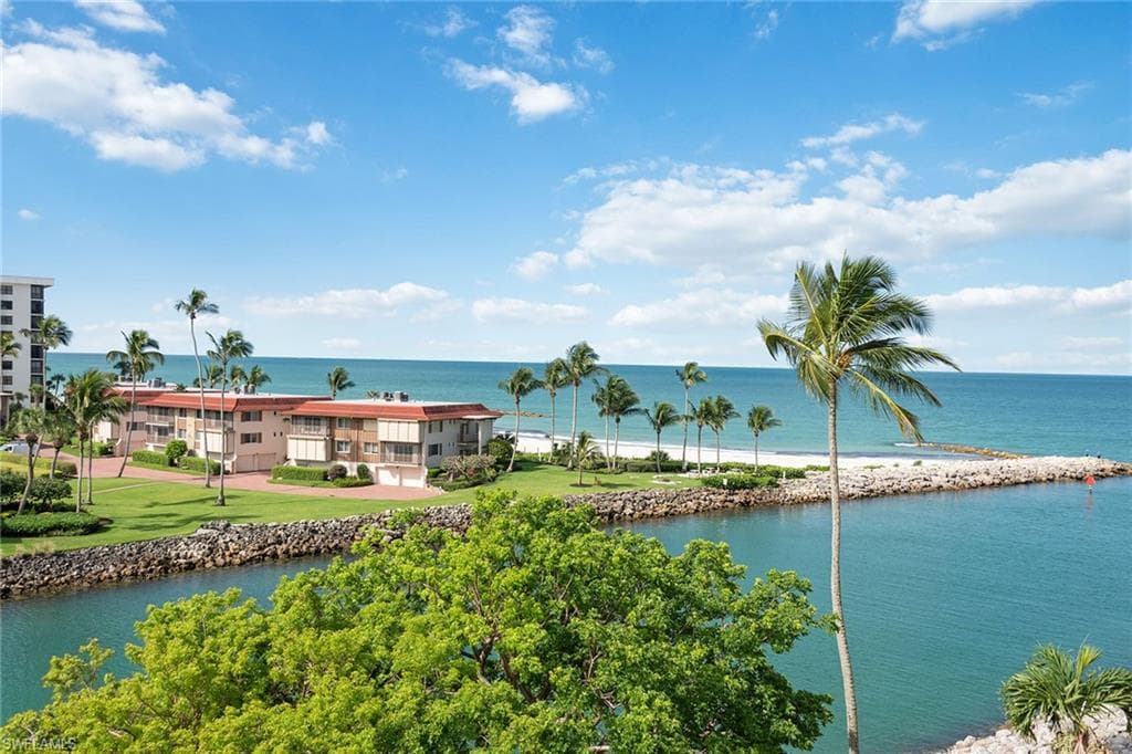 2318 Gulf Shore BLVD N 510 NAPLES, FL 34103