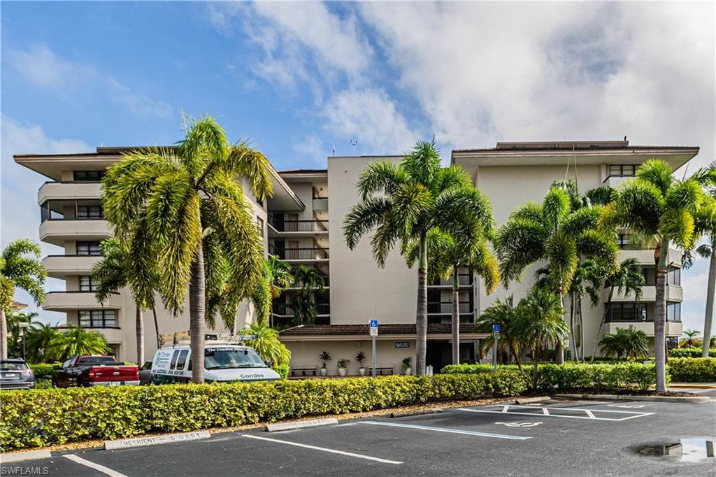 601 Seaview CT C-109 MARCO ISLAND, FL 34145