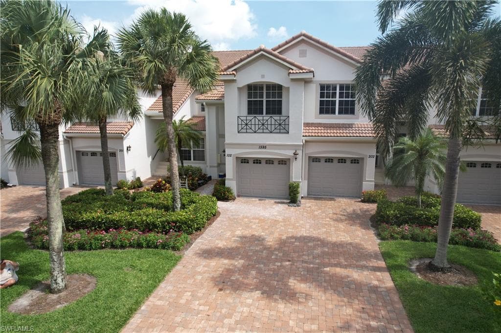 1595 Winding Oaks WAY 202 NAPLES, FL 34109