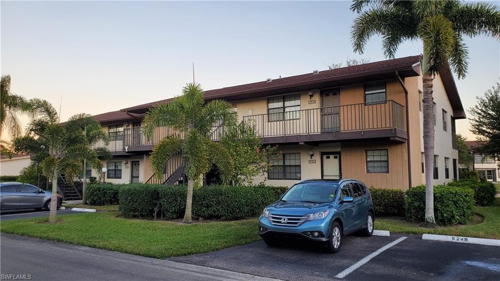 5245 Treetops DR Y-204 NAPLES, FL 34113