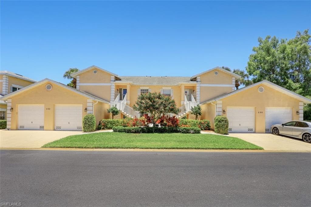 688 Wiggins Lake Dr 201 NAPLES, FL 34110