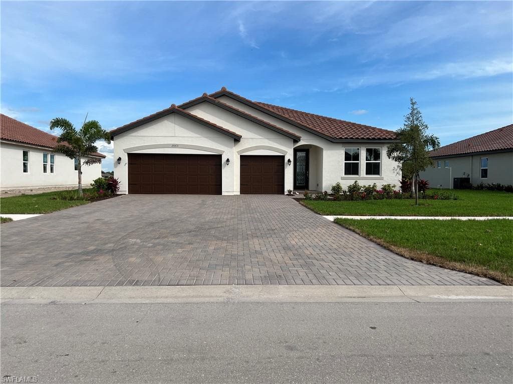 2063 Grove DR NAPLES, FL 34120