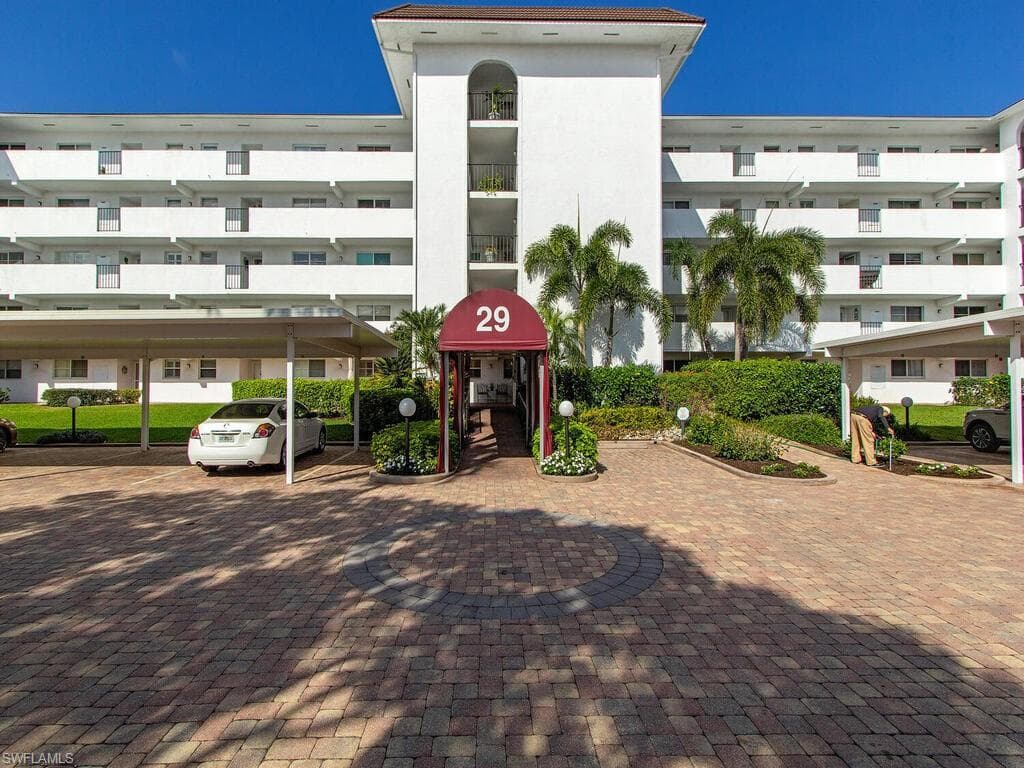 29 High Point CIR E 307 NAPLES, FL 34103