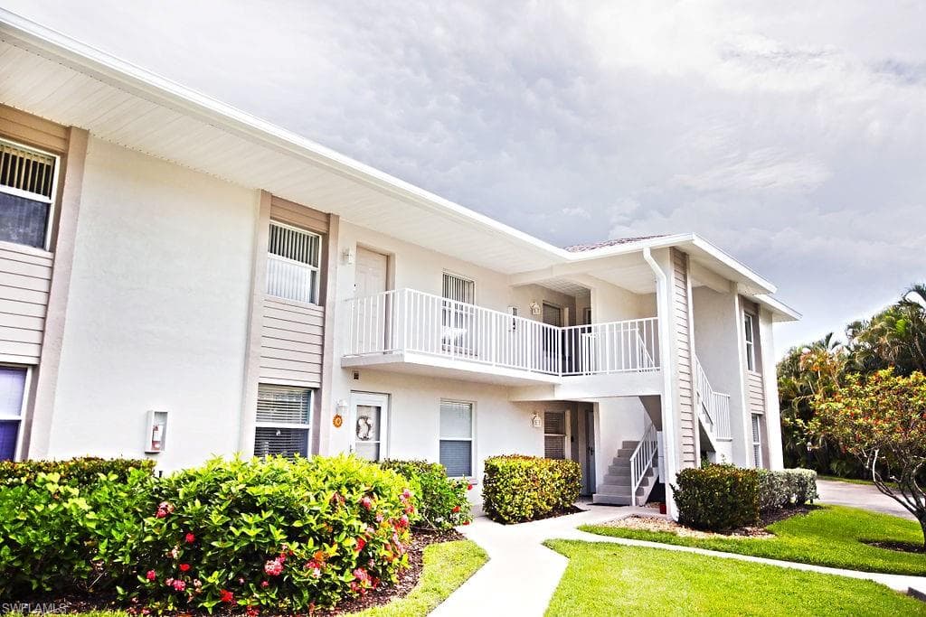 1330 Derbyshire CT E-104 NAPLES, FL 34116