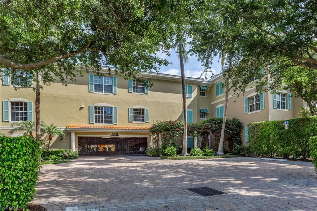601 7th AVE S 204 NAPLES, FL 34102