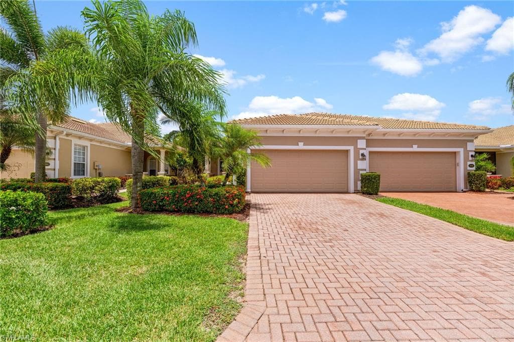 21054 Cosenza CT ESTERO, FL 33928