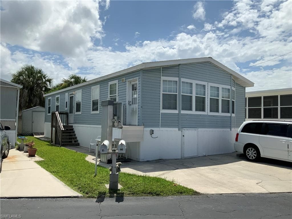 32 Helen LN FORT MYERS BEACH, FL 33931