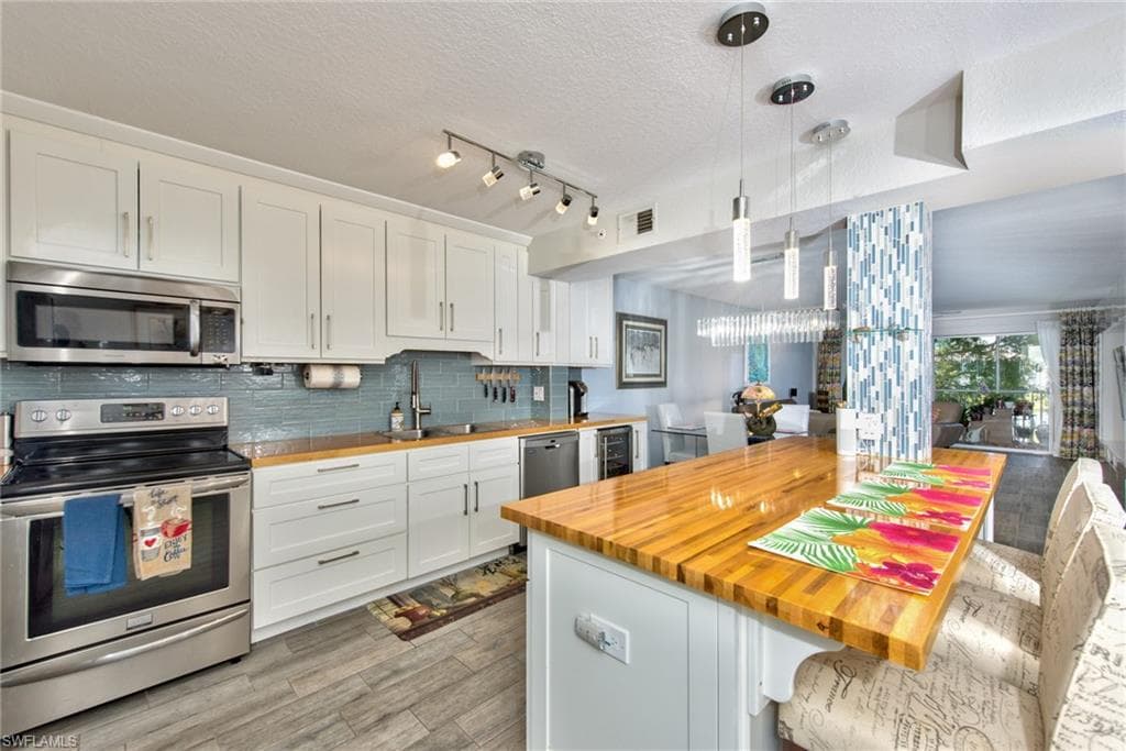 9610 Victoria LN D-207 NAPLES, FL 34109